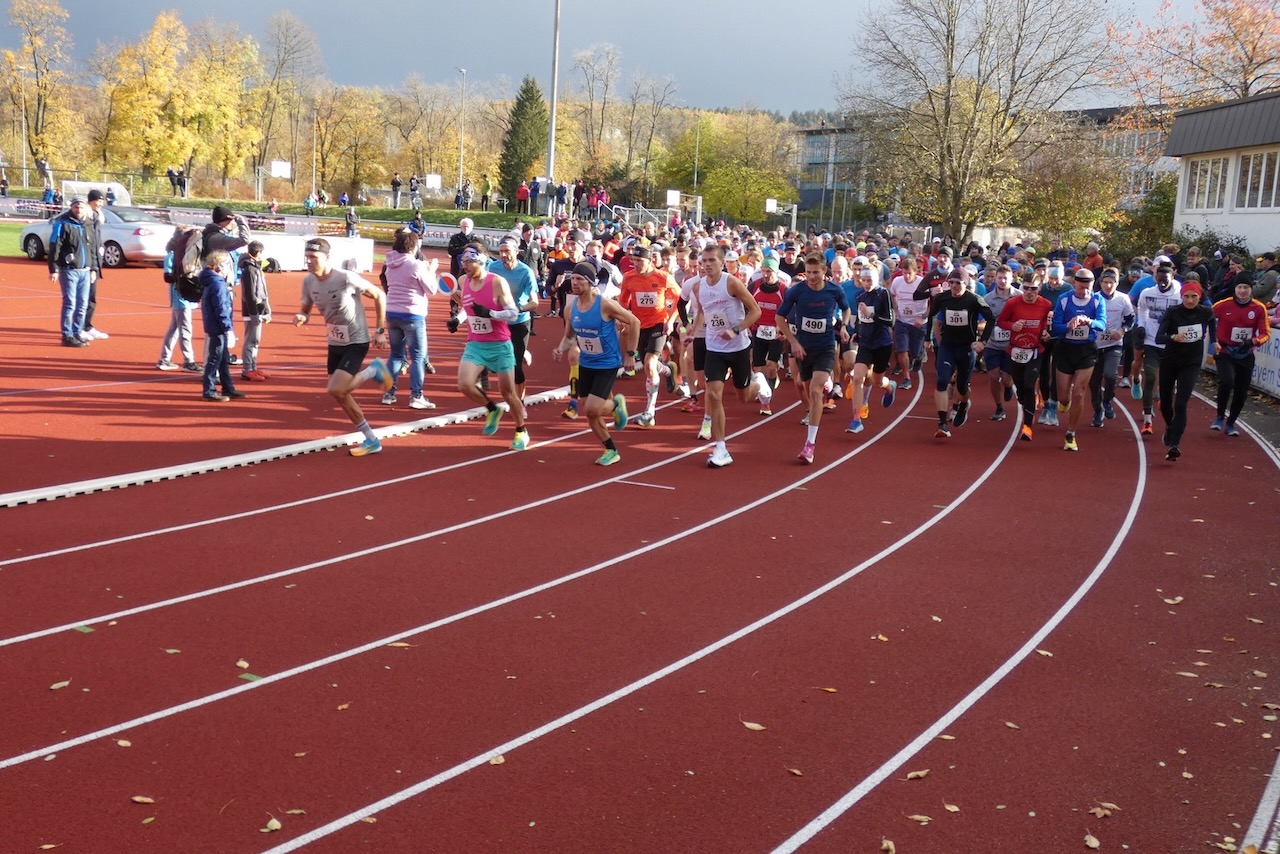 Massenstart auf die 10 Kilometer Strecke beim Alzauenlauf.